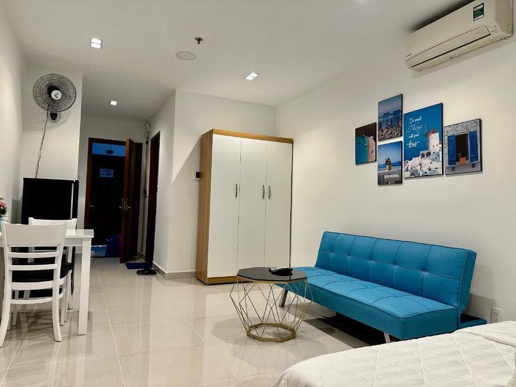 Executive Apartment, Balcony, City View | Living area