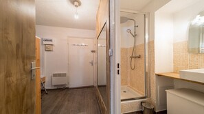 A bathroom with a shower, a toilet, a sink, and a mirror. - Studio with views of the ski slopes and a mountain-themed area (Allos)