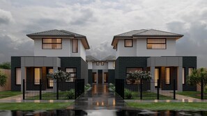 Ein symmetrisches, modernes Haus mit einem zentralen Eingang, zweistöckiger Bauweise und einem spiegelnden Wasserelement im Vordergrund.