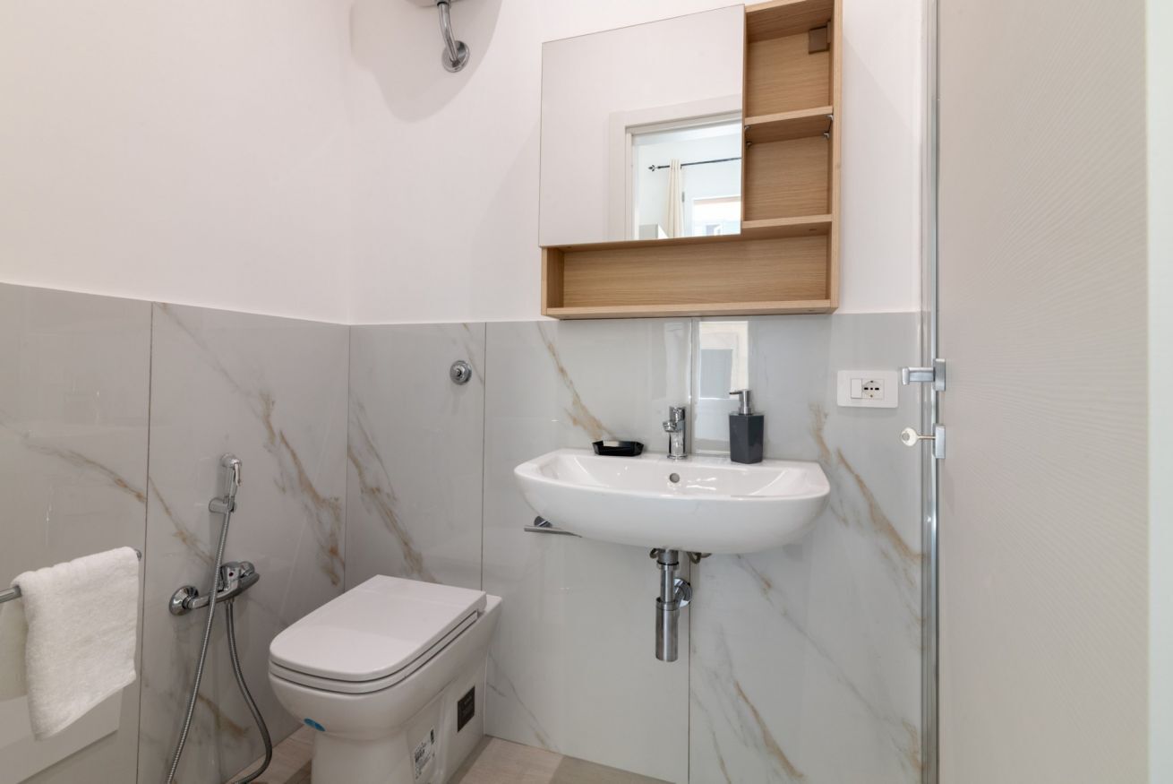 Ein Badezimmer mit Toilette, Waschbecken und Dusche.