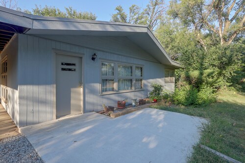 ‘Lulu’s House’ w/ Yard! 8 Mi to Dtwn Wichita