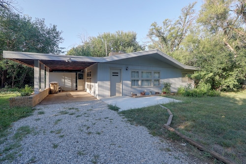 ‘Lulu’s House’ w/ Yard! 8 Mi to Dtwn Wichita