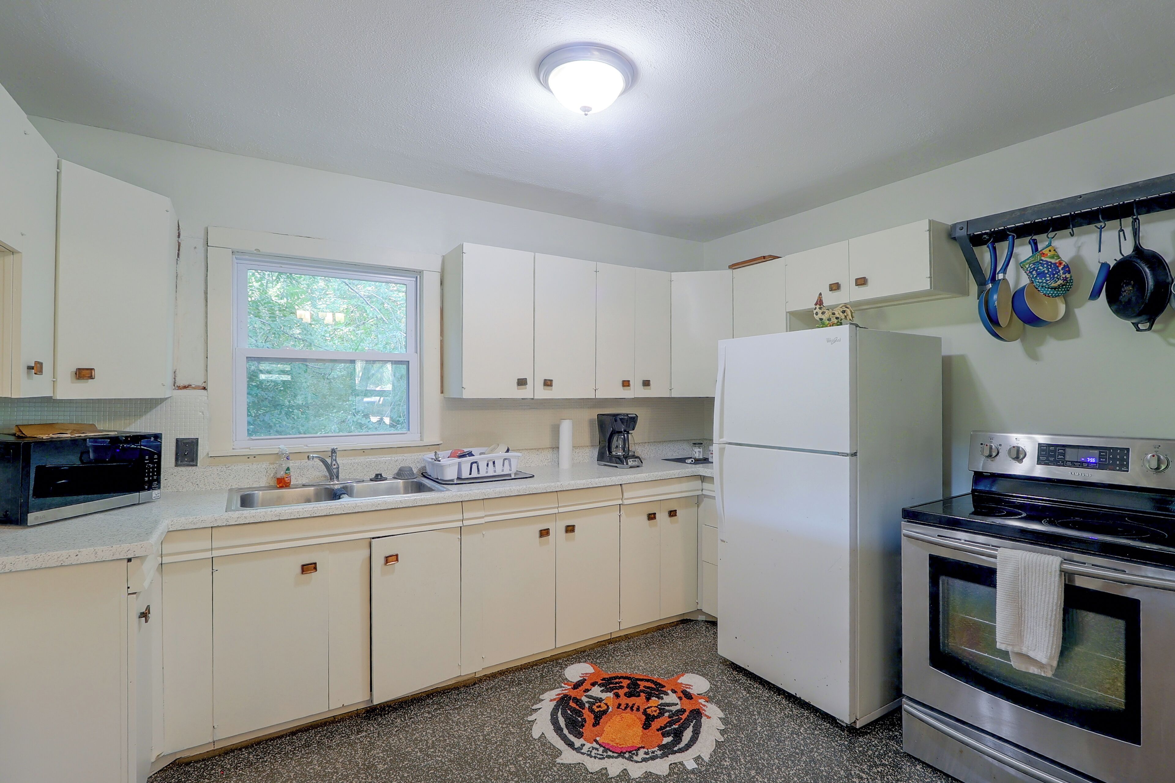 Coffee/tea maker, fridge, microwave, stovetop