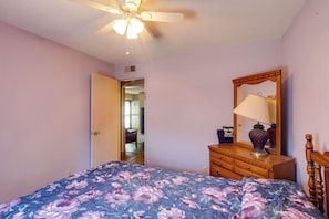 A bedroom with a bed, dresser, mirror, and ceiling fan. - 4 Mi to Dtwn Wichita! 'Else House' w/ Yard & Patio (Wichita)