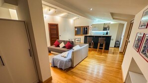 TV - Suite14 - Comfort Just a Stone's Throw from Downtown (L`Aquila)
