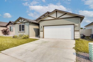 A residential house with a garage, a driveway, and a lawn. - 3 Mi to Spokane River! Furnished Patio & Yard (Post Falls)