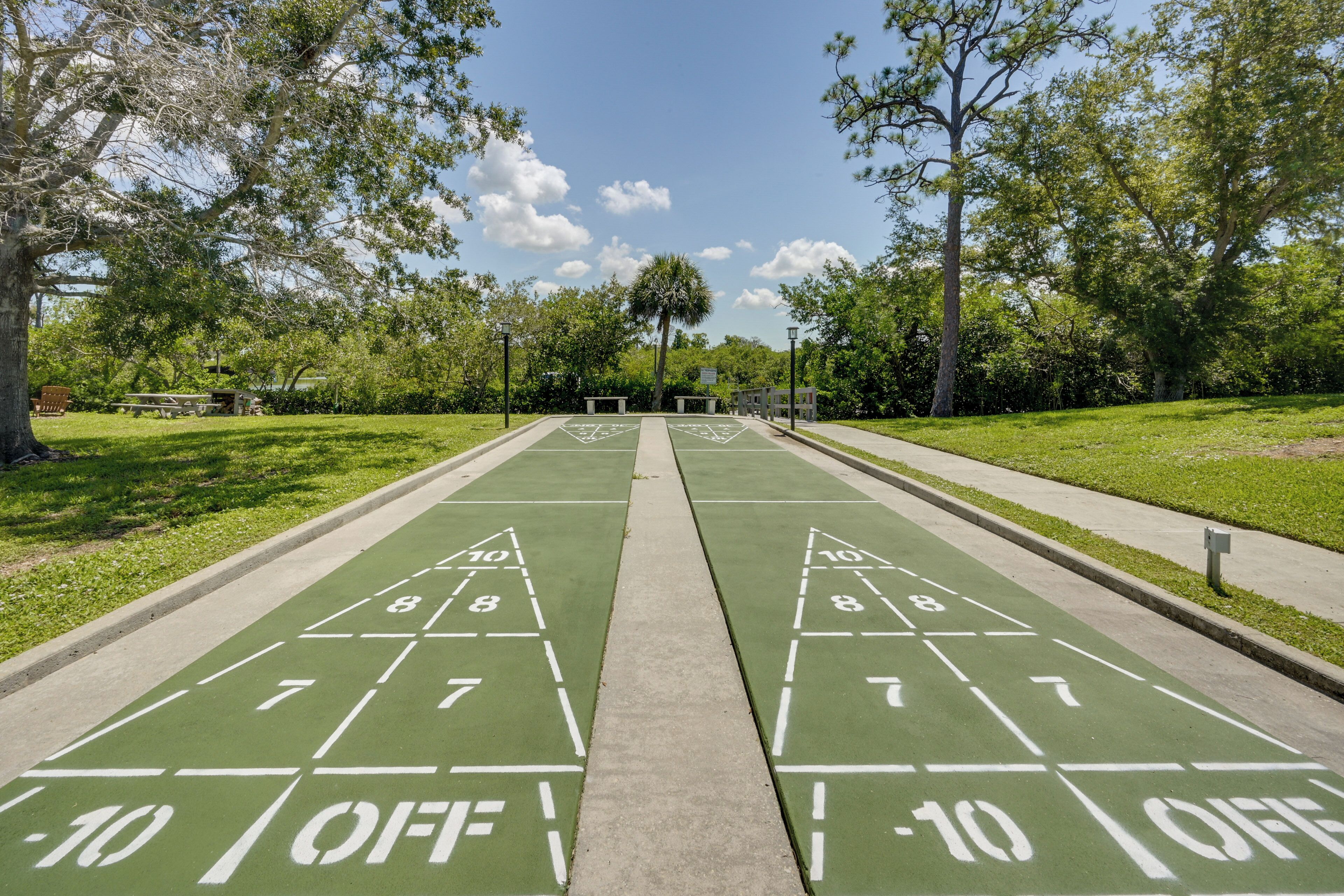 Ein Shuffleboard-Spielfeld mit Markierungen und blauem Himmel.