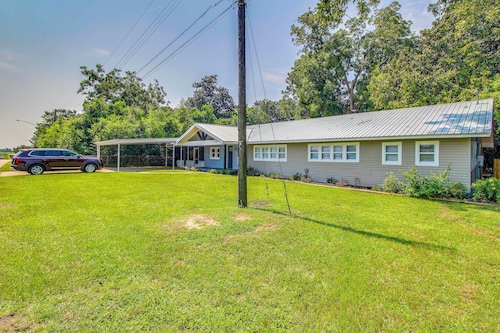 Great for Families! Dothan Getaway w/ Large Yard
