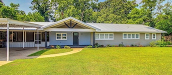 Great for Families! Dothan Getaway w/ Large Yard