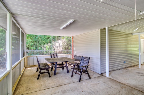 Great for Families! Dothan Getaway w/ Large Yard
