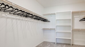 Ein Schrank mit Kleiderstange und offenen Regalen.