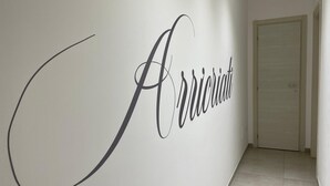 A hallway with a wall featuring the word 'Acquaintati' in a stylized font. - Arricriati near Ortigia by Wonderful Italy (Siracusa)