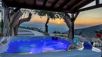 Cabin, 1 Bedroom, Patio, Mountain View | Outdoor spa tub