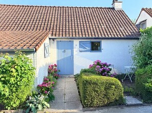 A house with a tiled roof, a blue door, and a small window. - The Sea, Plopsaland & France | Fisherman's Cottage in De Panne (De Panne)