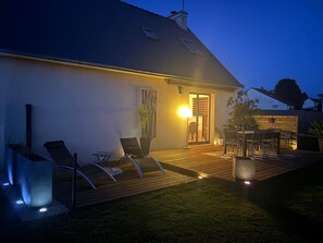 Outdoor dining - A lovely house with a garden and a patio (Ploumagoar)