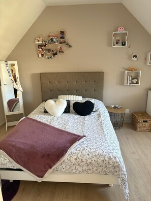 Room - A lovely house with a garden and a patio (Ploumagoar)