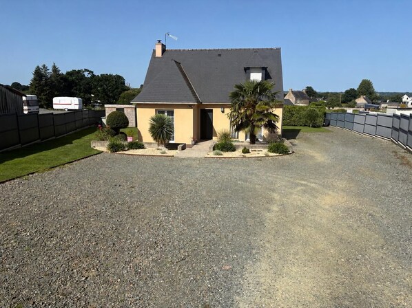 Exterior - A lovely house with a garden and a patio (Ploumagoar)