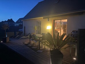 Outdoor dining - A lovely house with a garden and a patio (Ploumagoar)