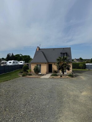 Exterior - A lovely house with a garden and a patio (Ploumagoar)