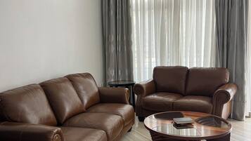 Executive Suite, Balcony, City View | Living area