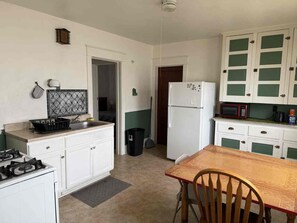 Private kitchen - Cozy & Quiet Home in Utica - Room 1 (Utica)