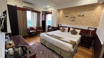 Suite | Desk, laptop workspace, WiFi (free)