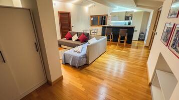 Apartment, Balcony, City View | Living area
