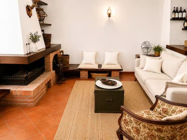 Living area - Relaxing Retreat Near Acqui Terme & Monferrato (Bergamasco)