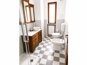 Bathroom - Relaxing Retreat Near Acqui Terme & Monferrato (Bergamasco)