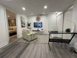Room - Cozy 1-bedroom Basement studio in welcoming Mississauga with AC (Mississauga)