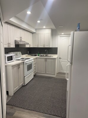 Private kitchen - Cozy 1-bedroom Basement studio in welcoming Mississauga with AC (Mississauga)