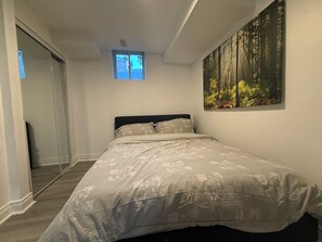 Room - Cozy 1-bedroom Basement studio in welcoming Mississauga with AC (Mississauga)