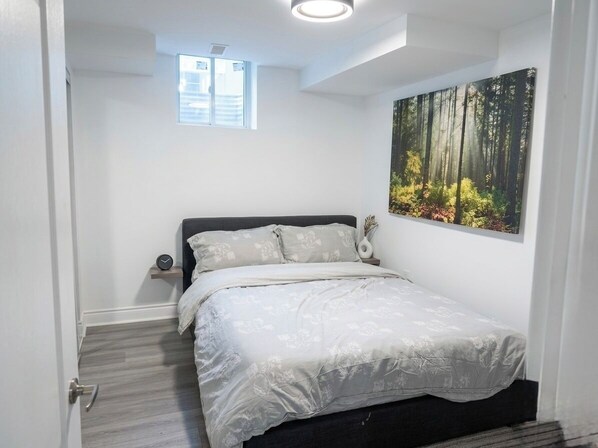 Room - Cozy 1-bedroom Basement studio in welcoming Mississauga with AC (Mississauga)