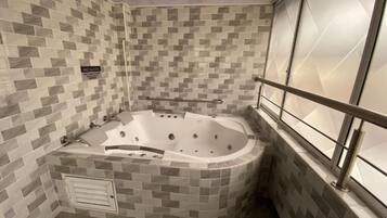 Suite, balcone, vista città | Bagno