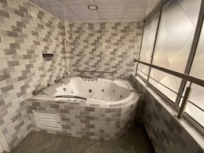 Suite, Balkon, Stadtblick | Badezimmer