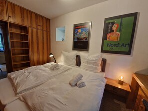 Tabla de planchar con plancha, wifi y ropa de cama