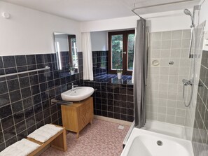 Secadora de cabello, toallas, jabón, papel de baño
