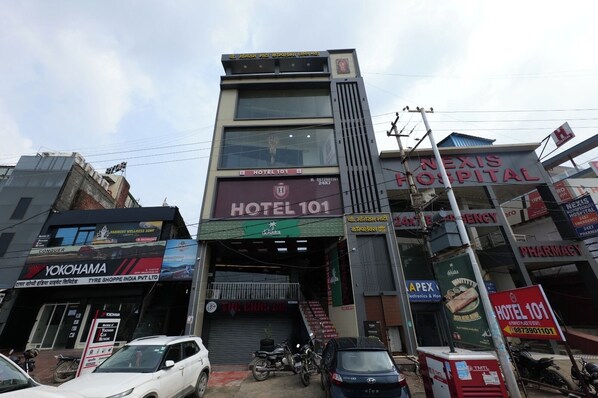 Unclassified image, 1 of 19, button - Hotel 101 (Noida)