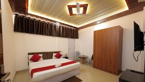 Deluxe Room | Desk, free WiFi