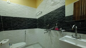 Deluxe Room | Bathroom | Free toiletries, towels, soap, toilet paper
