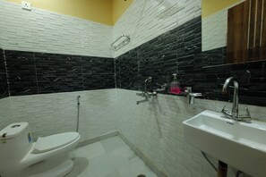 Deluxe Room | Bathroom | Free toiletries, towels, soap, toilet paper - Hotel 101 (Noida)