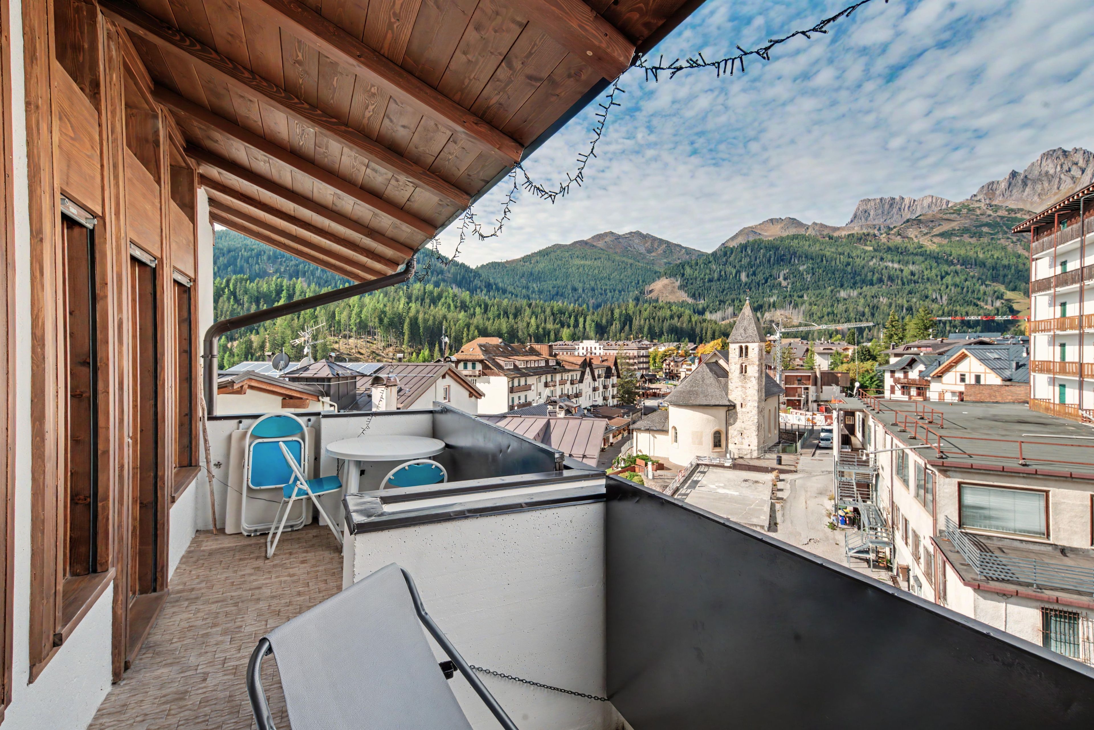 Un balcon avec vue sur la ville et les montagnes.