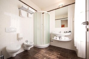 Doppel- oder Zweibettzimmer, Stadtblick | Badezimmer