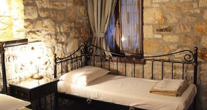 Hagiati GuestHouse - Triple Getaway inthe Castle Ioannina