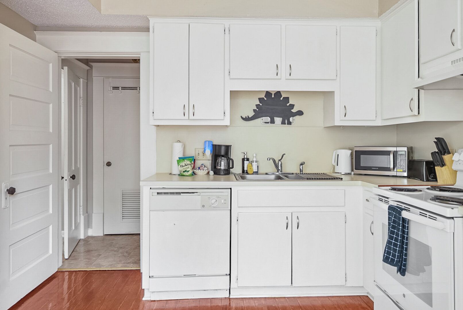 Coffee/tea maker, fridge, microwave, oven