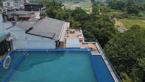 Una piscina en la azotea con vistas a un paisaje montañoso.