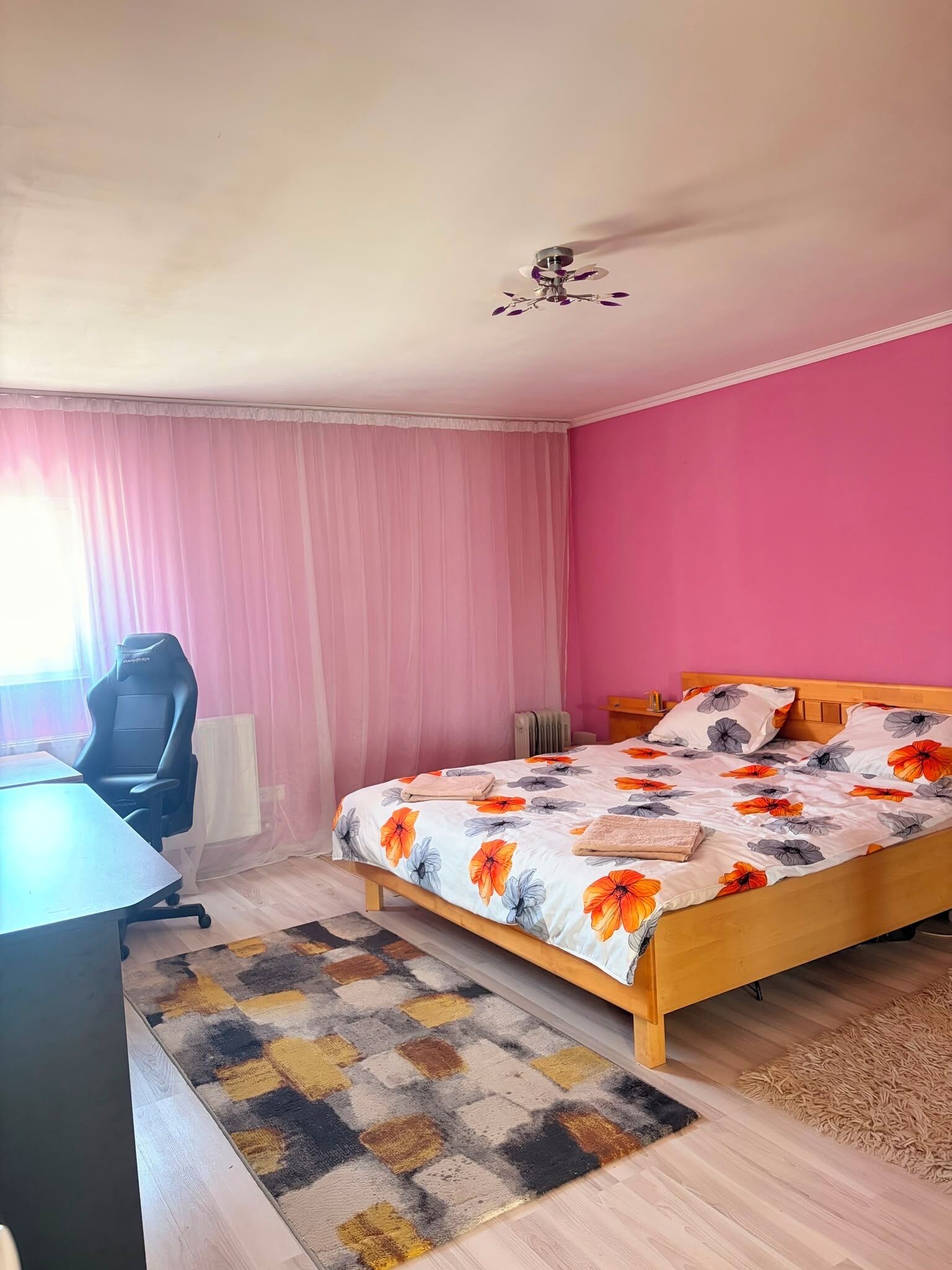 Une chambre à coucher avec un lit, un bureau et une chaise.