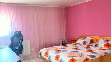 Une chambre à coucher avec un lit, un bureau et une chaise.
