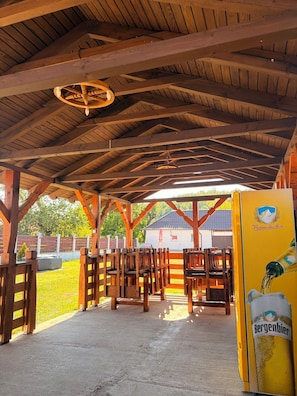 Outdoor dining - Mountain House in Ursad with Jacuzzi, Large Garden, Gazebo & BBQ (Ursad)