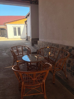 Outdoor dining - Mountain House in Ursad with Jacuzzi, Large Garden, Gazebo & BBQ (Ursad)